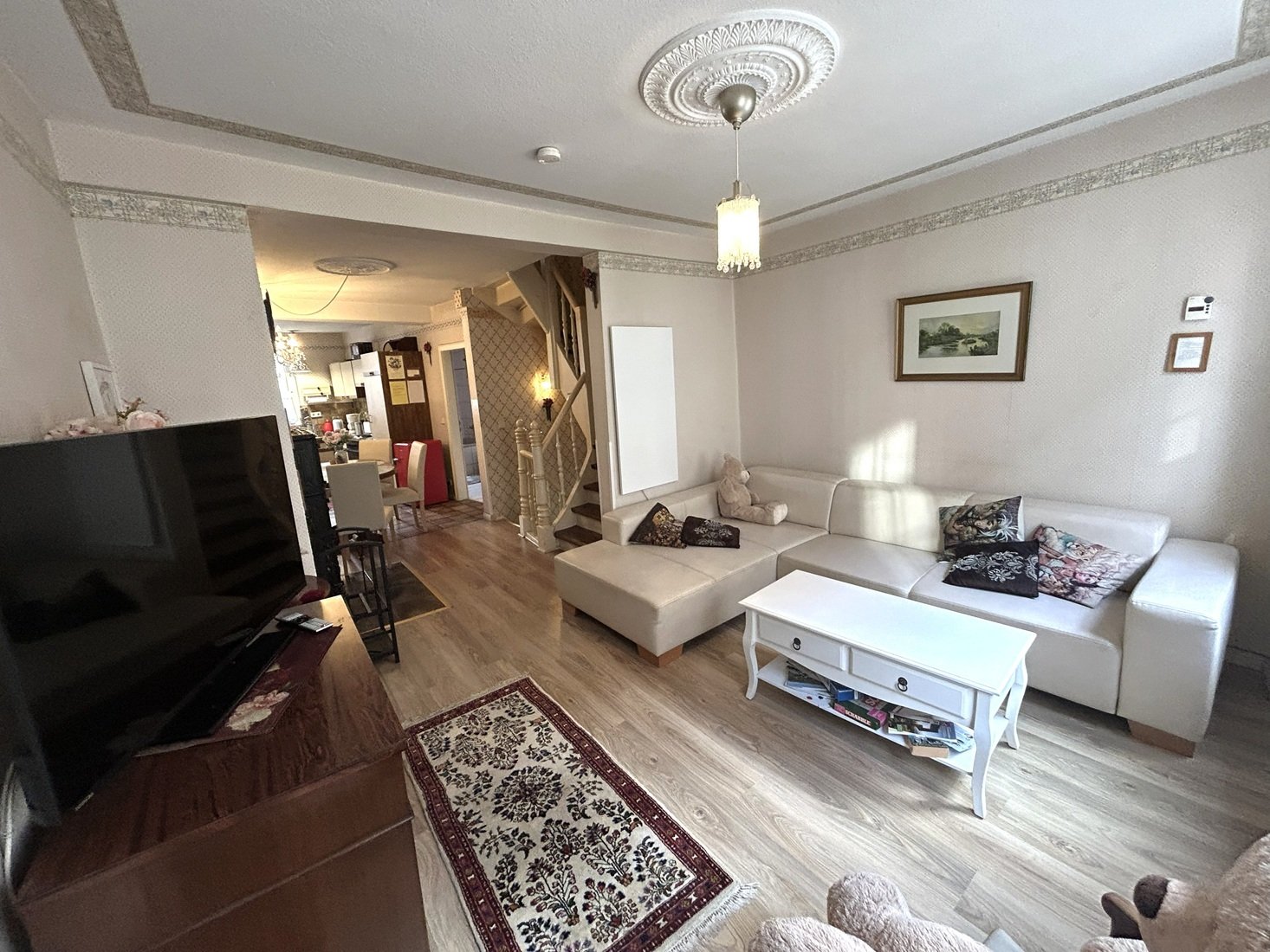 großes Wohnzimmer rd. 15 qm großes Wohnzimmer rd. 15 qm