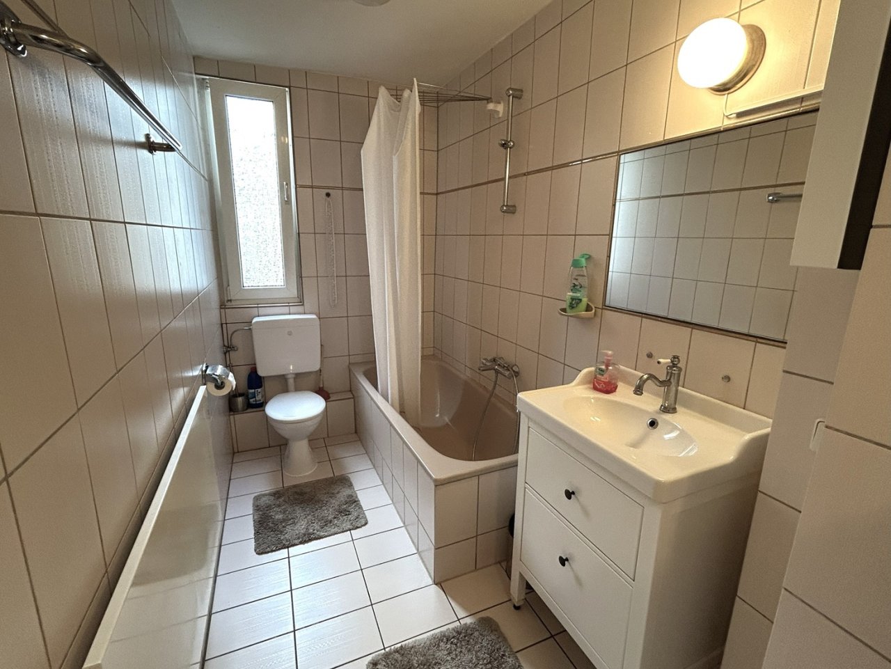 Bad I im 1. OG mit Wanne und Fenster Bad I im 1. OG mit Wanne und Fenster