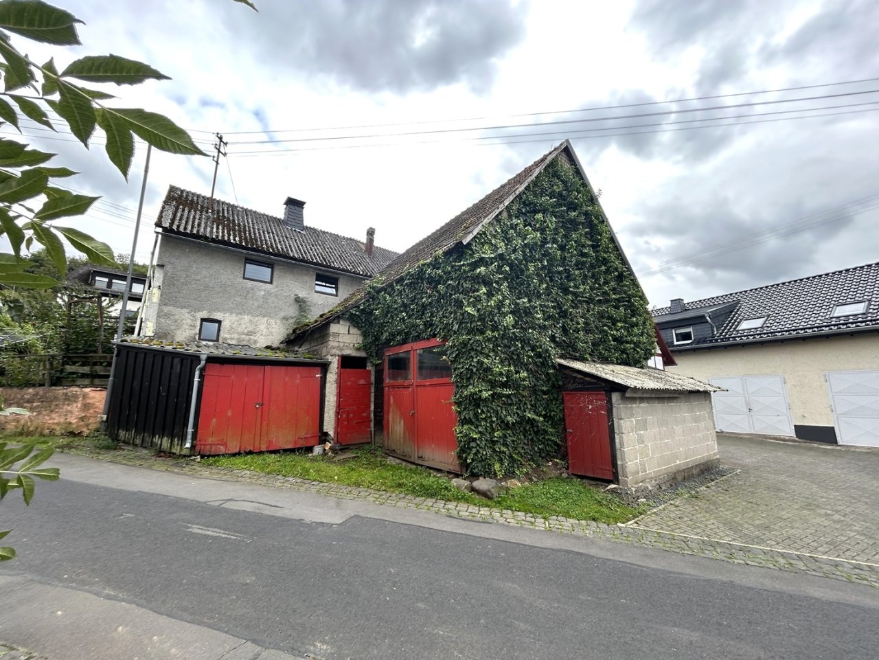 Scheune gegenüber den Häusern nicht im Preis enthalten Scheune gegenüber den Häusern nicht im Preis enthalten