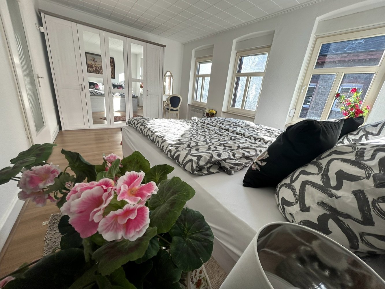 insges. 3 Schlafzimmer (Bild hier 2. OG) insges. 3 Schlafzimmer (Bild hier 2. OG)