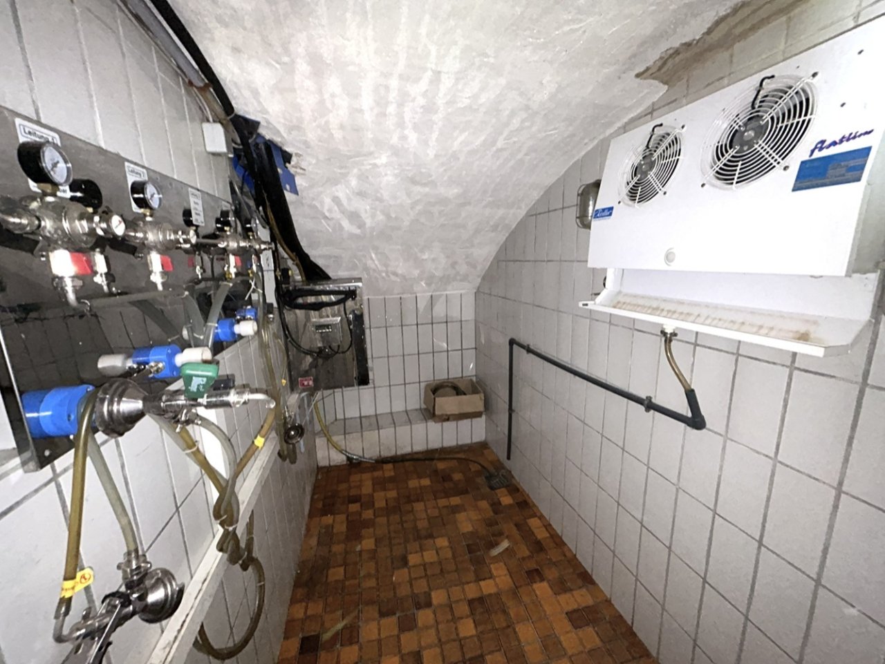 Keller, hier noch Kühlraum Keller, hier noch Kühlraum