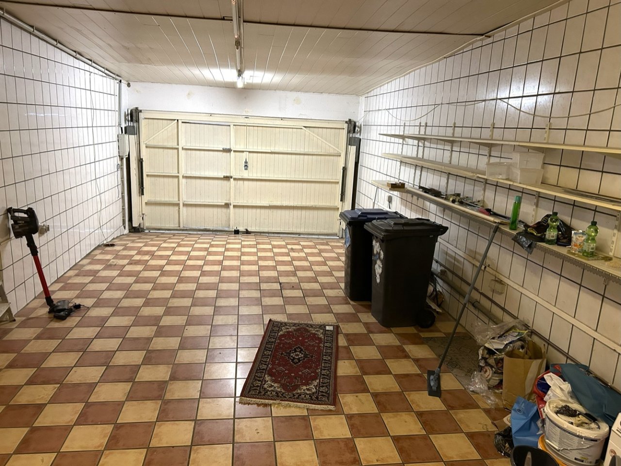 sehr große Garage (hier wäre noch Ausbaureserve) sehr große Garage (hier wäre noch Ausbaureserve)