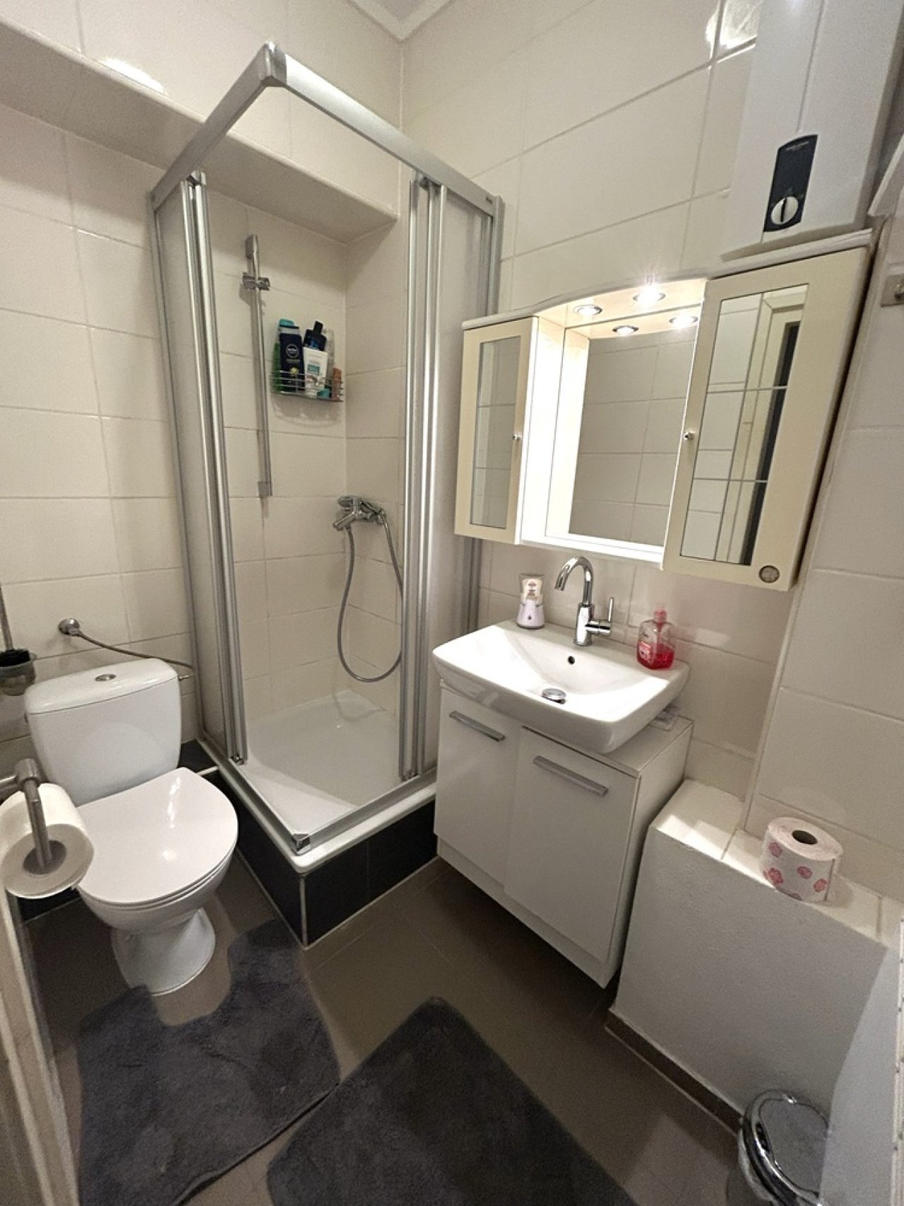 zwei Bäder im Haus (dieses mit Dusche) zwei Bäder im Haus (dieses mit Dusche)