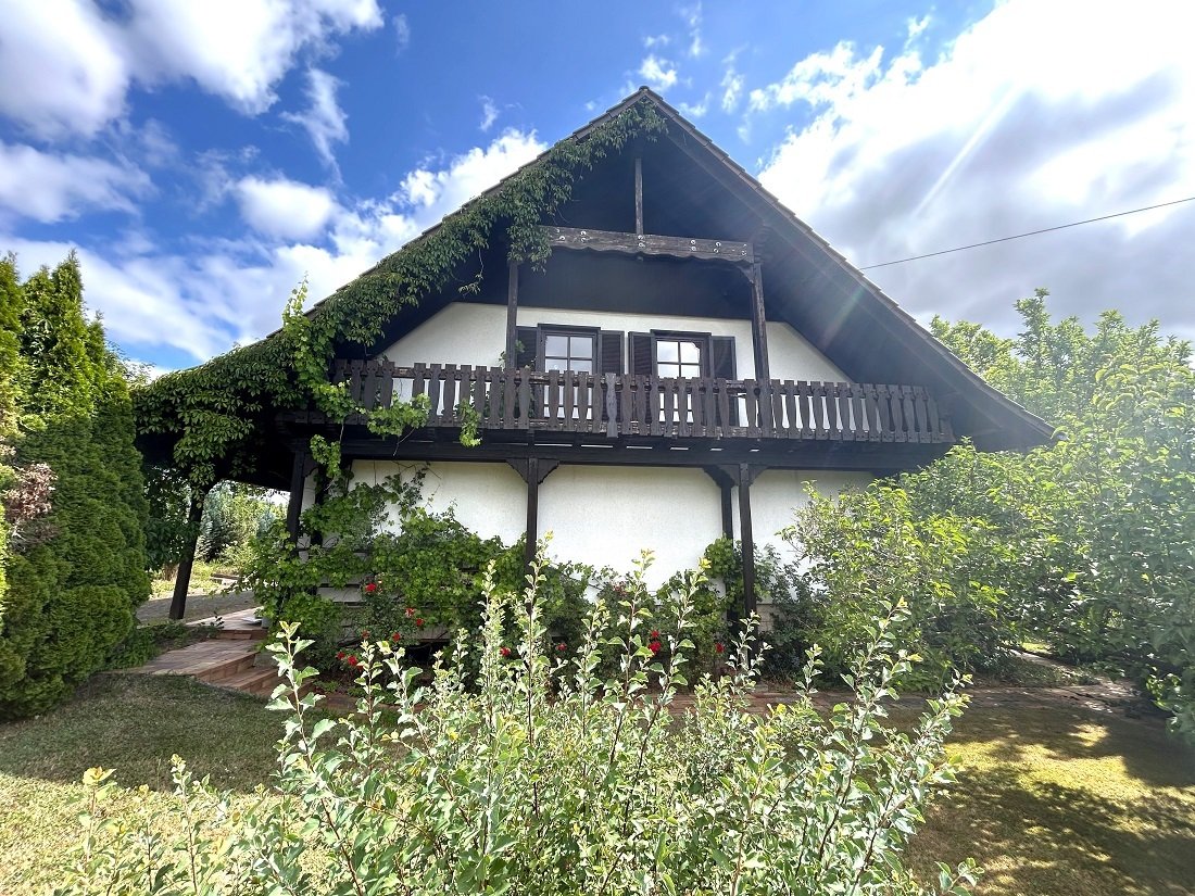 Haus 2 lt. Exposé / von hinten mit Balkon zum Garten 