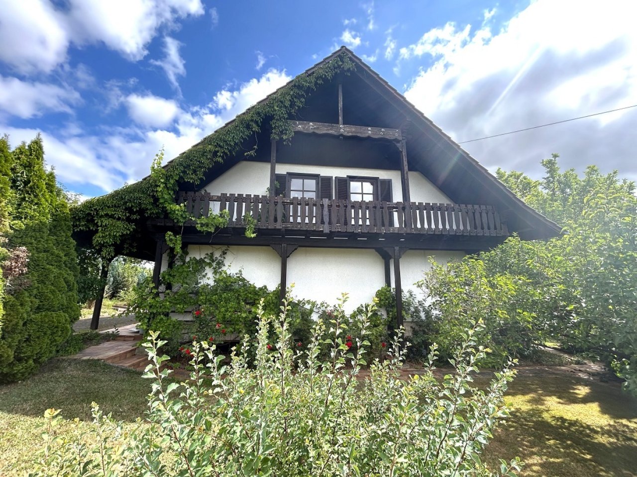 Haus 2 lt. Exposé / von hinten mit Balkon zum Garten 