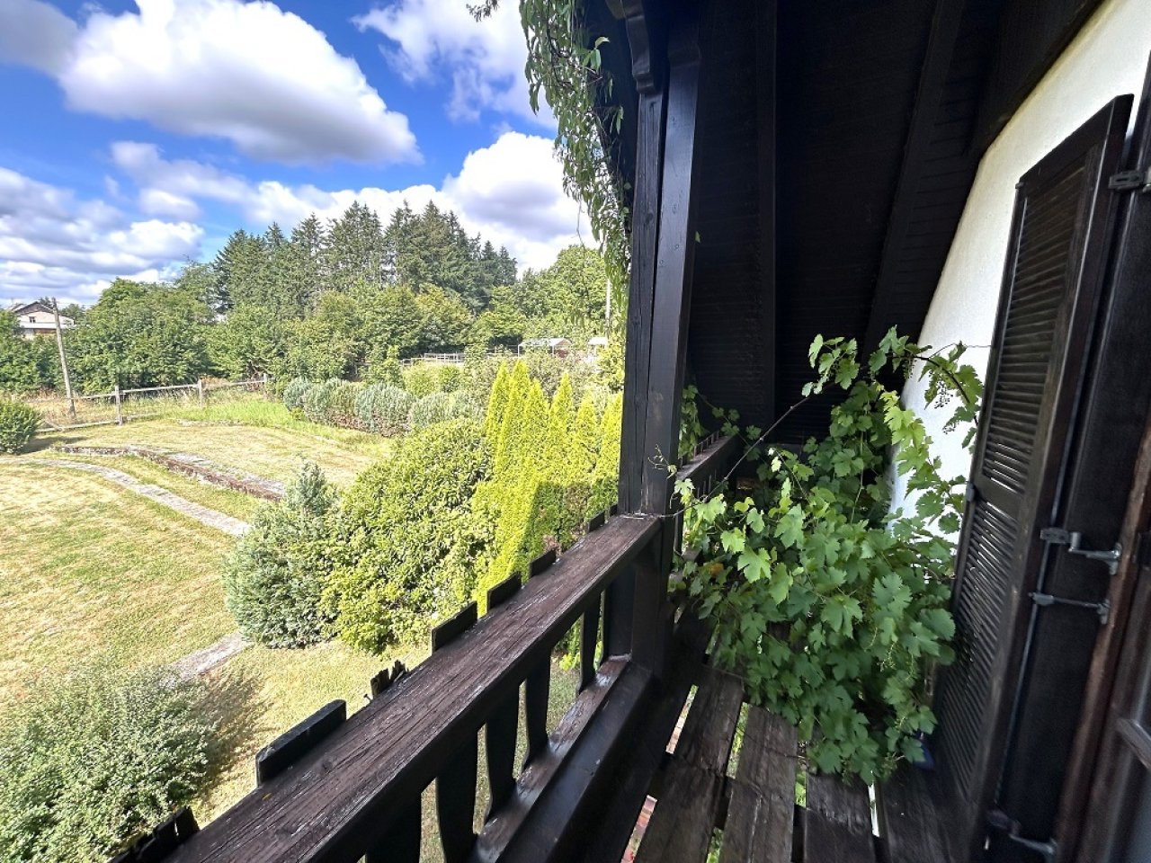 Blick vom Balkon (Haupthaus Haus 1 lt. Exposé)