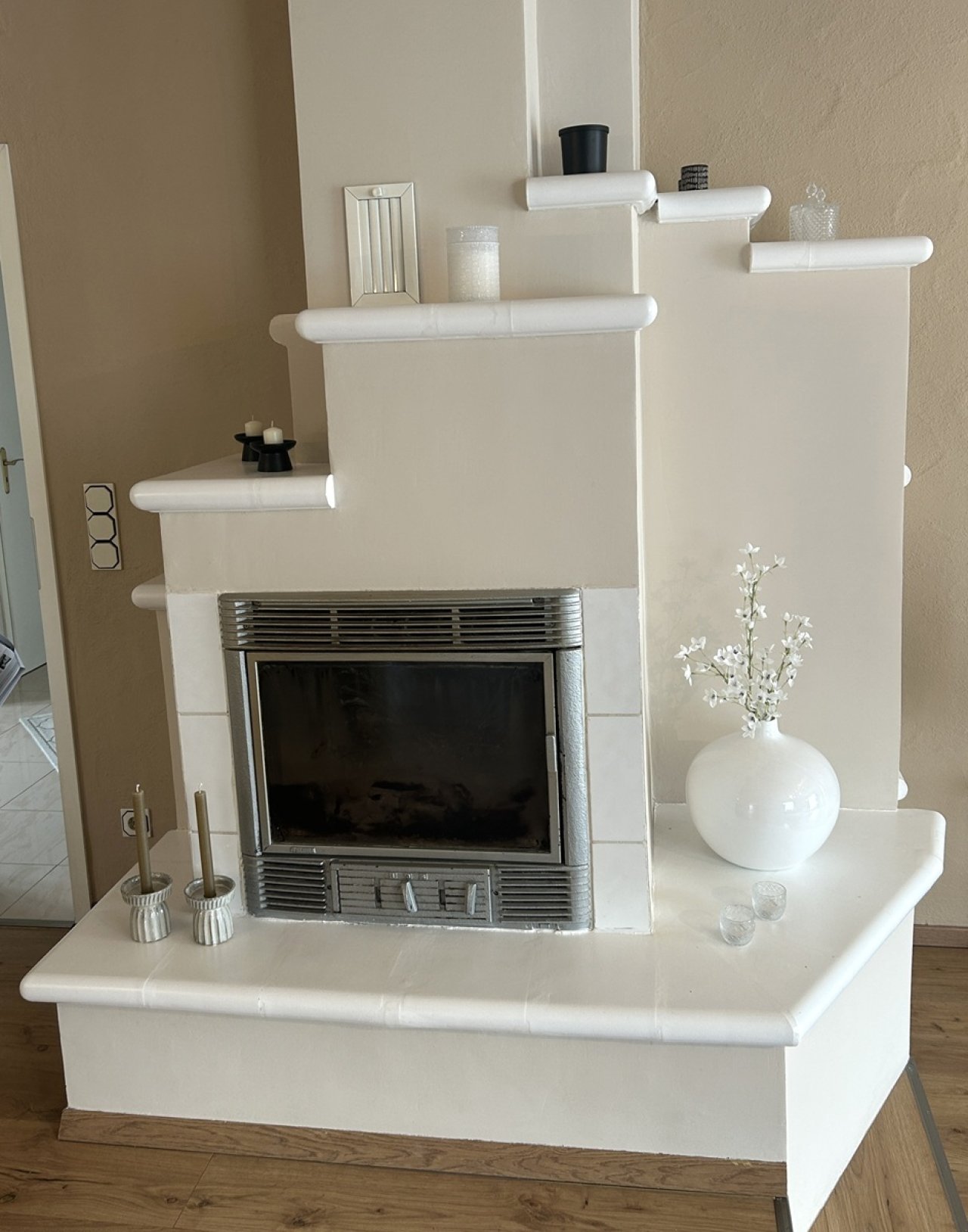 moderner Holzkamin im Wohnzimmer/Esszimmer