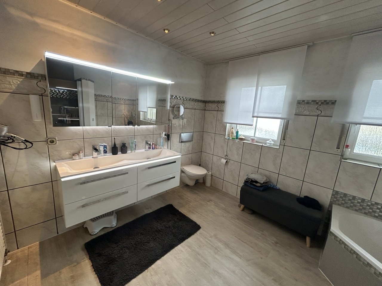 Bad EG mit Dusche, Wanne und 2 Fenster 