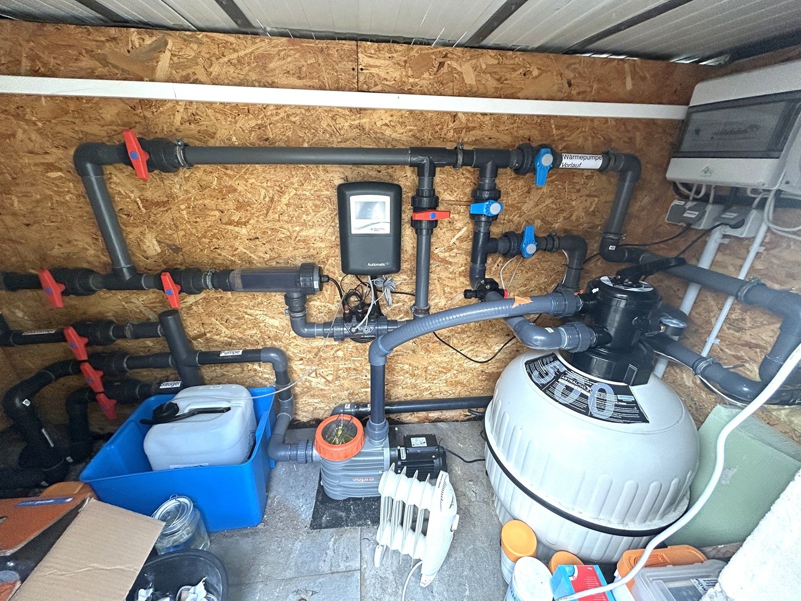 hochwertige und selbständig arbeitende Pooltechnik