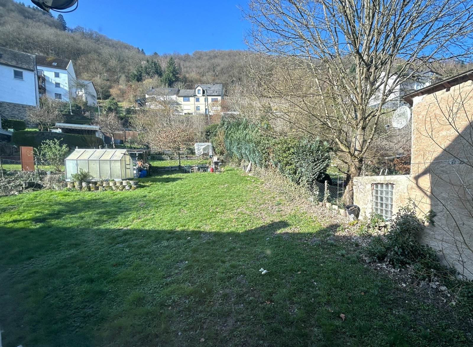 wunderschöner Garten hinter dem Haus 