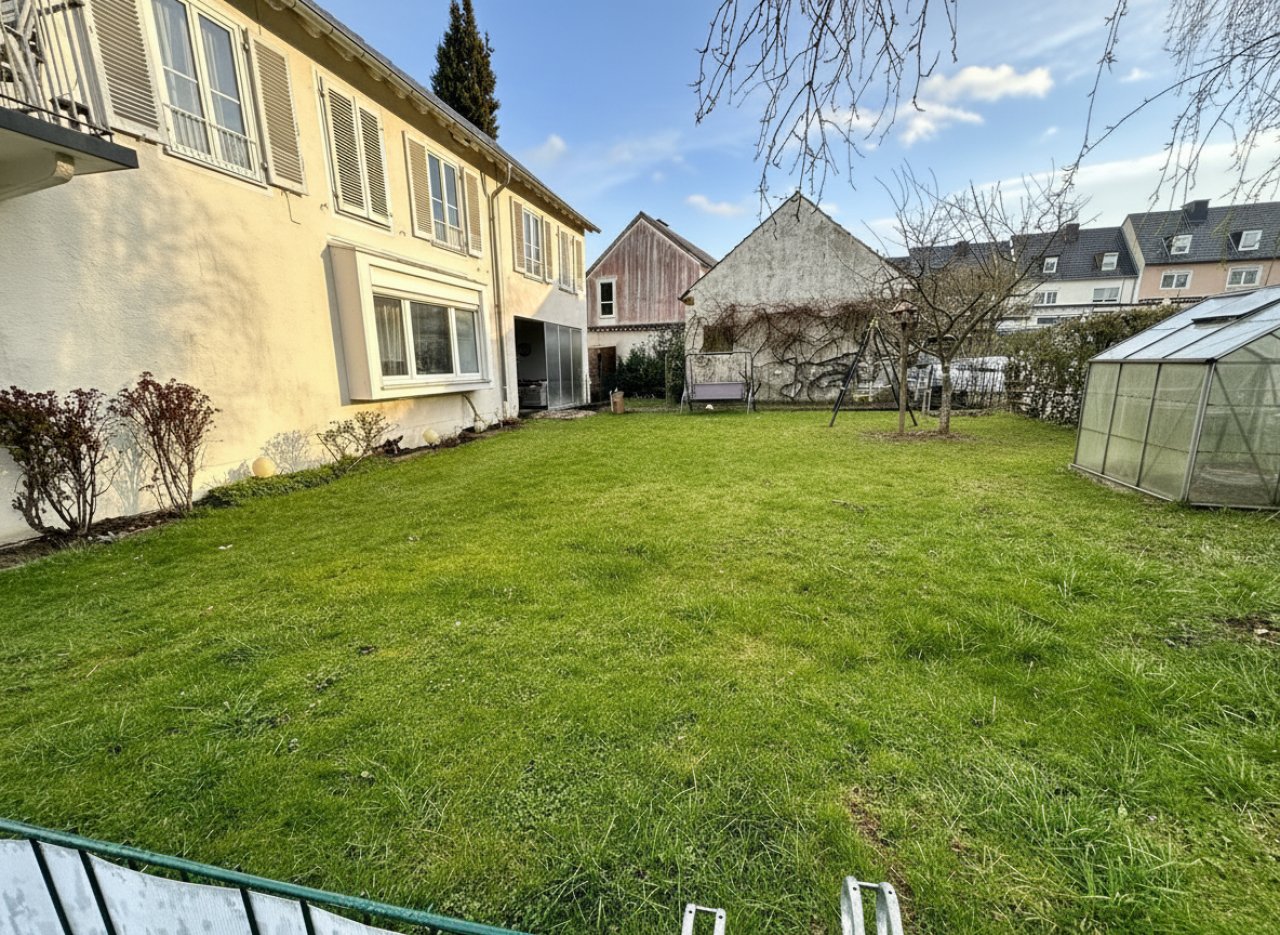 Zweifamilien-Wohnhaus mit 211 qm Wohnfläche