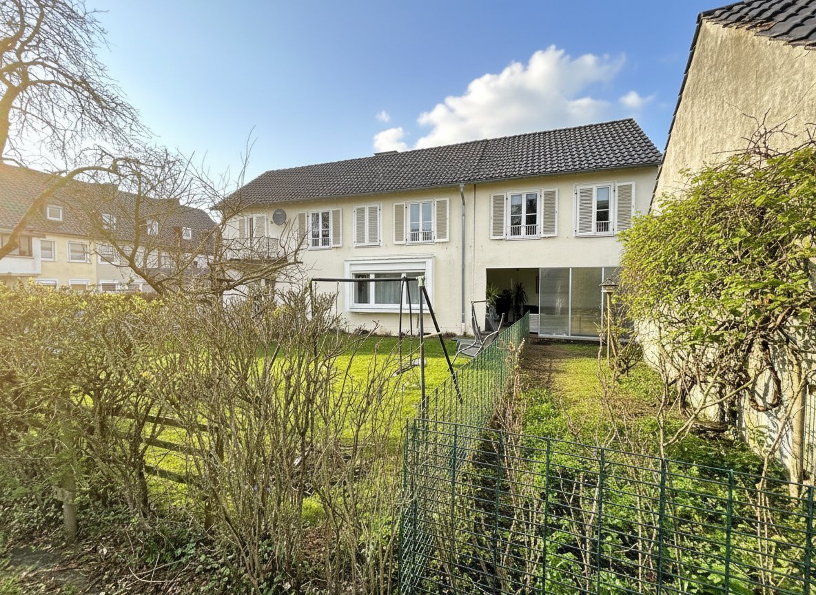 großer Garten vor, kleiner Garten hinter dem Haus