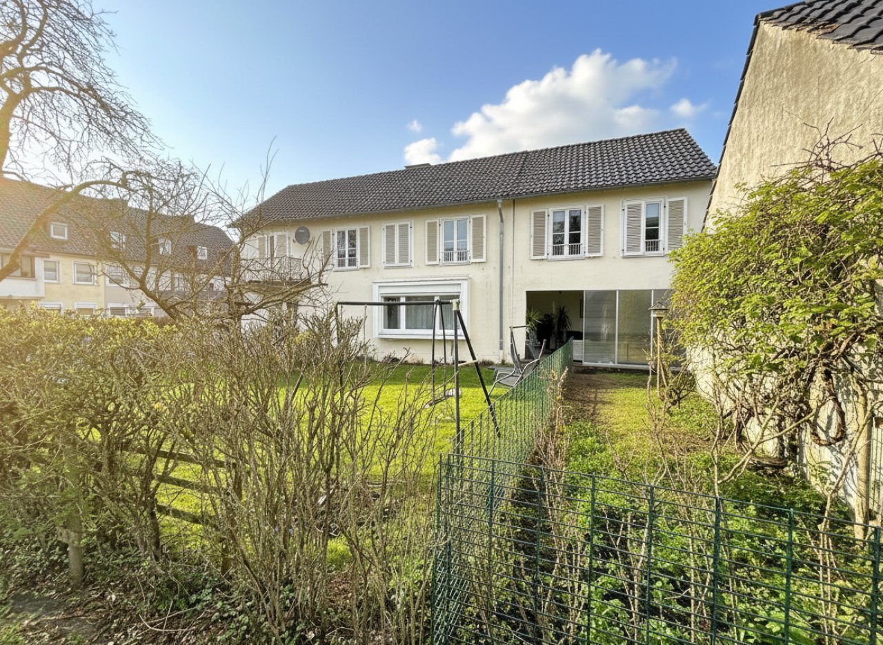großer Garten vor, kleiner Garten hinter dem Haus