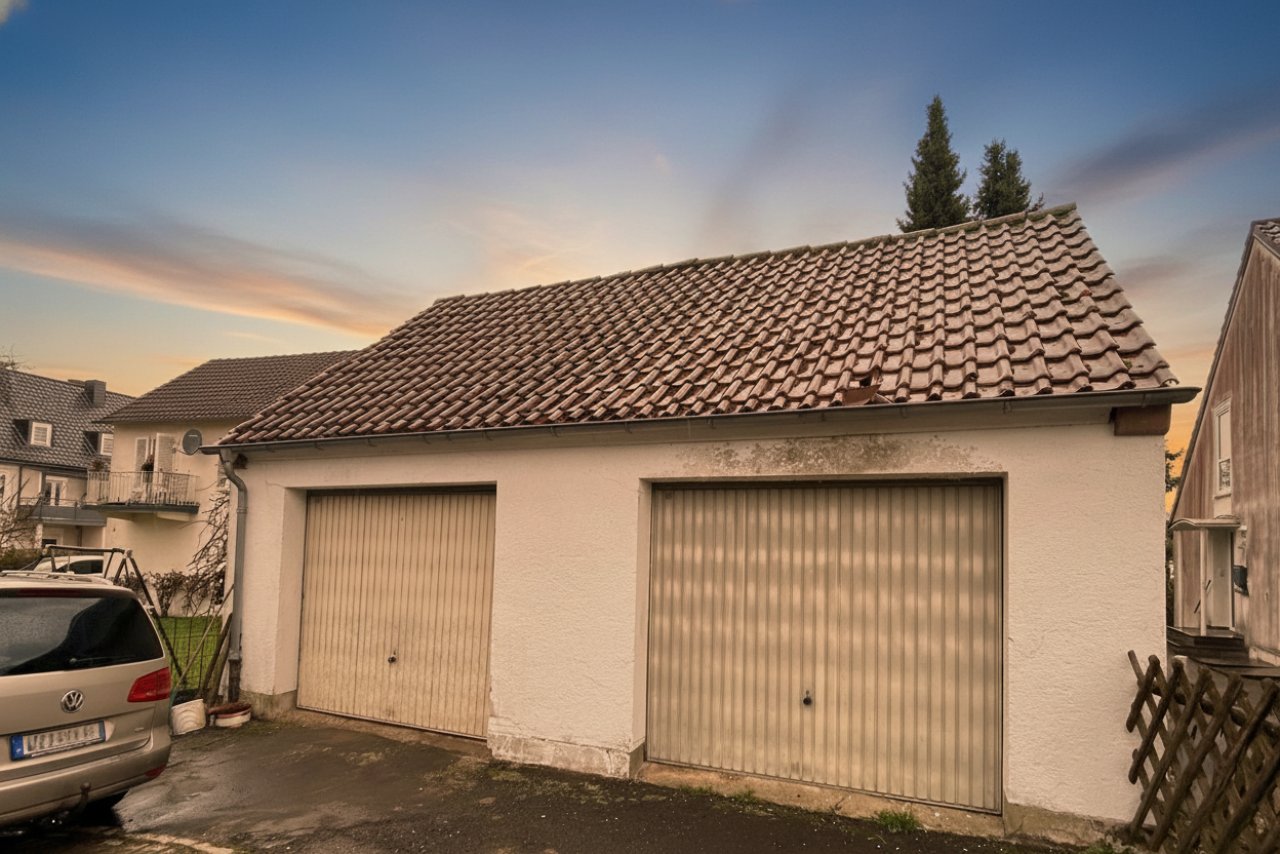 die linke Garage gehört zum Haus 