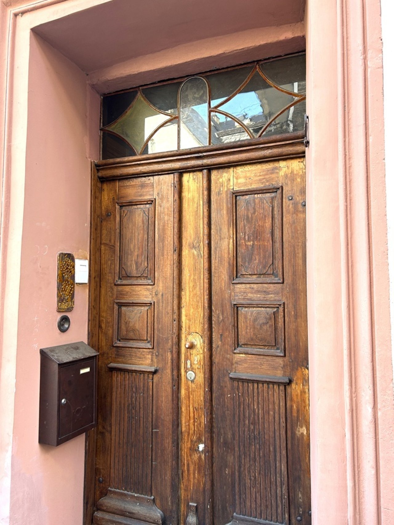 Eingang von der Straße 