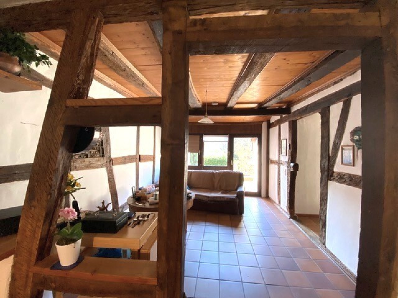 Wohnzimmer im EG mit Zugang zur Terrasse 