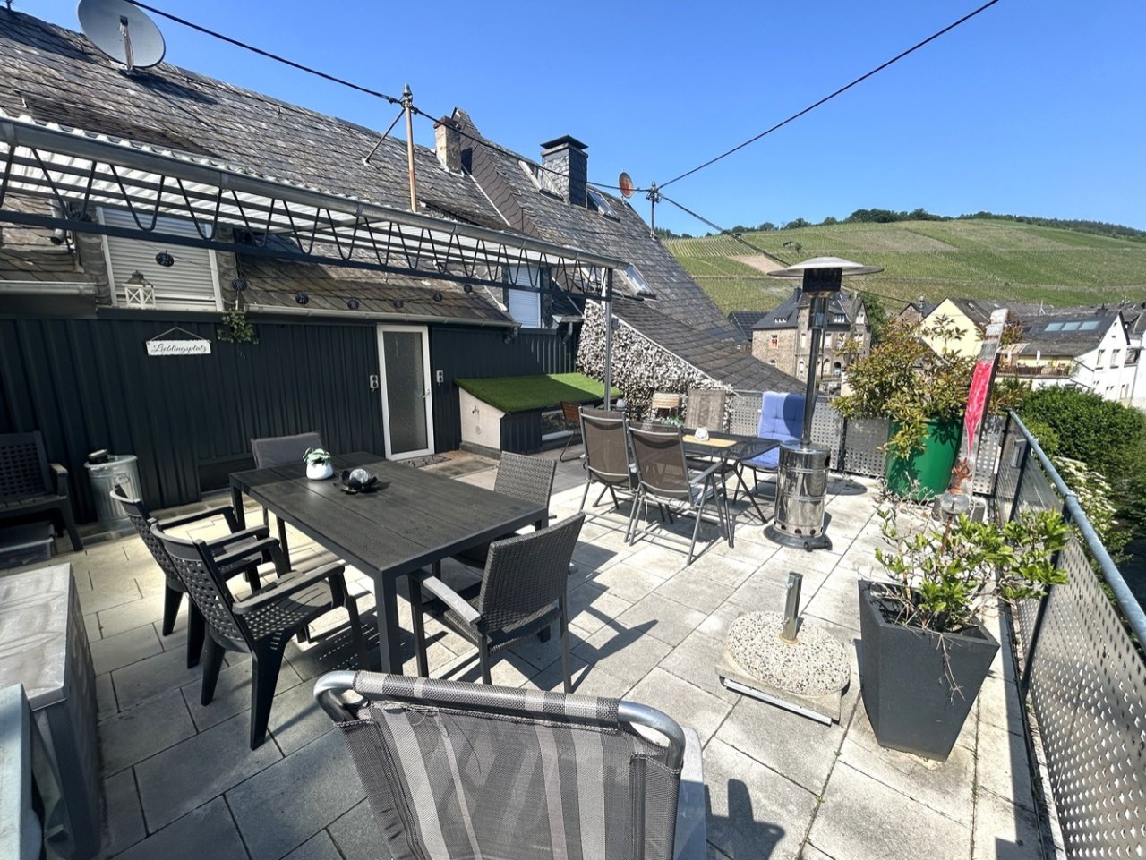 große Terrasse hinter dem Haus  (teilüberdacht)