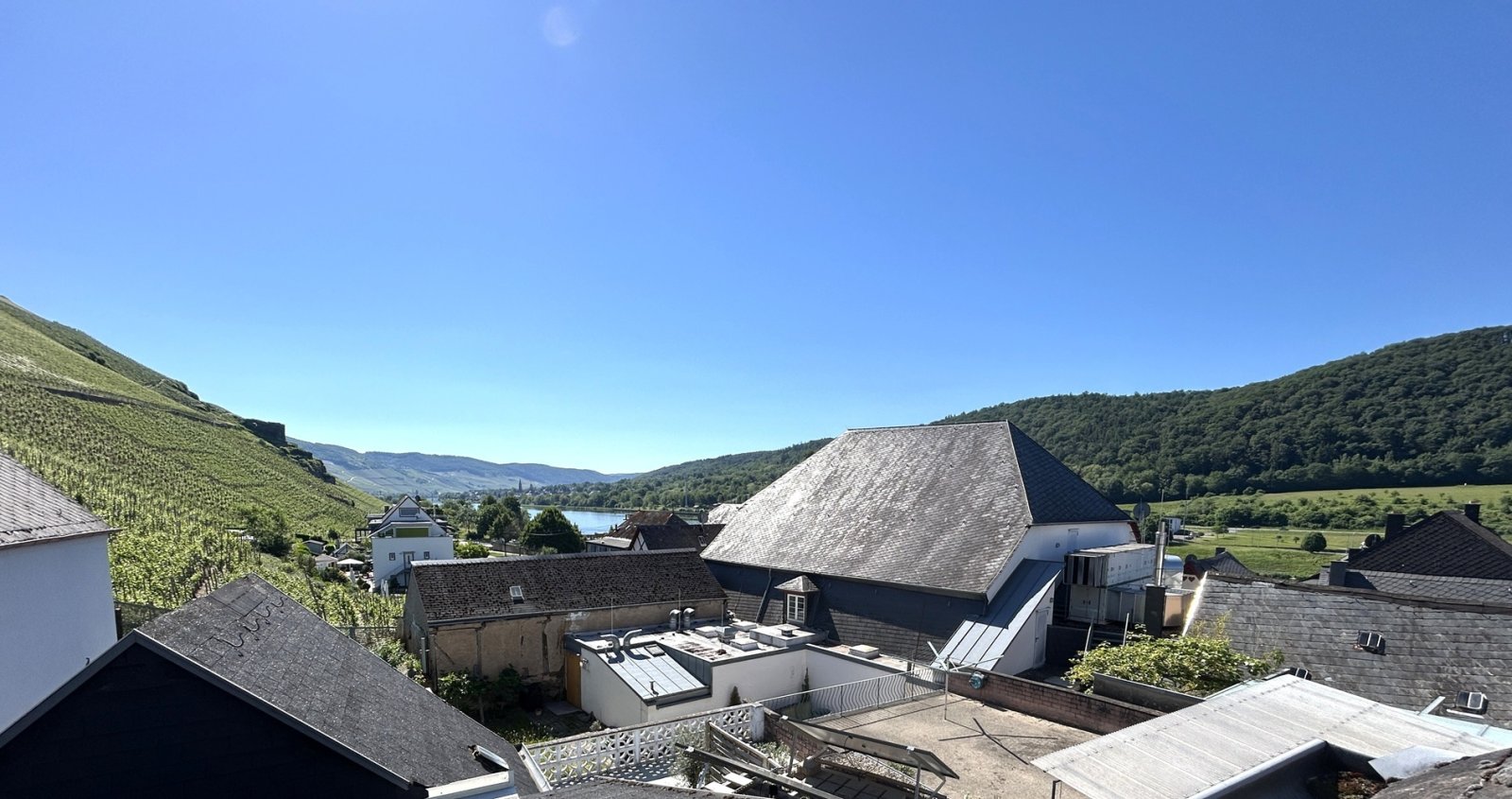 Blick vom Dachboden aus über die Dächer des Ortes Blick vom Dachboden aus über die Dächer des Ortes