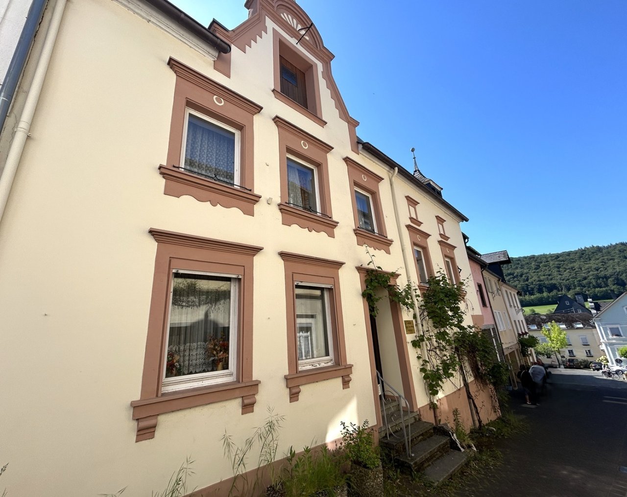 Winzerhaus 1900 u. Einf.Wohnh. 1970 mit 233 qm Wohnfl. Winzerhaus 1900 u. Einf.Wohnh. 1970 mit 233 qm Wohnfl.