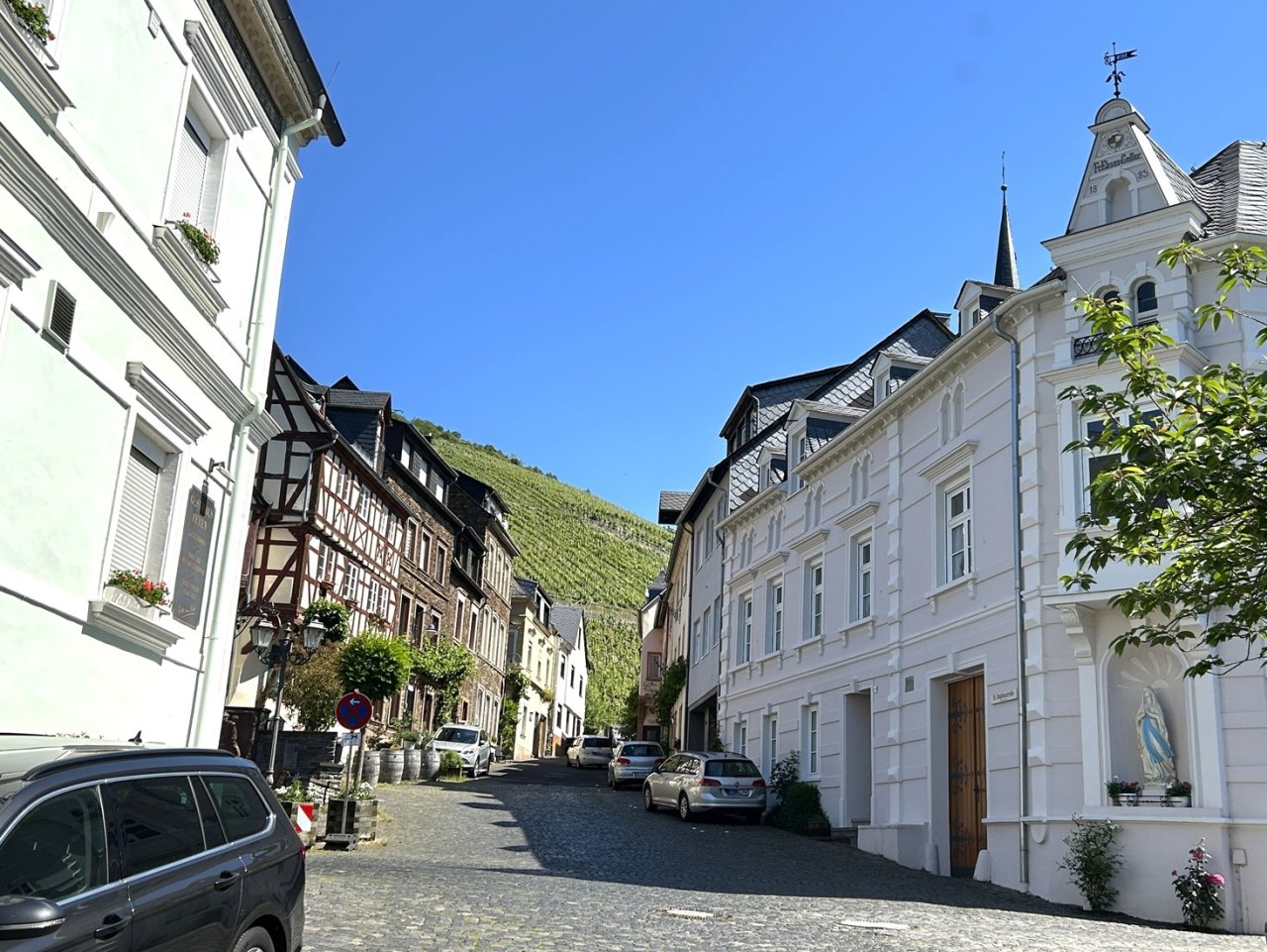 Die Straße zum Haus (links zum Marktplatz) Die Straße zum Haus (links zum Marktplatz)