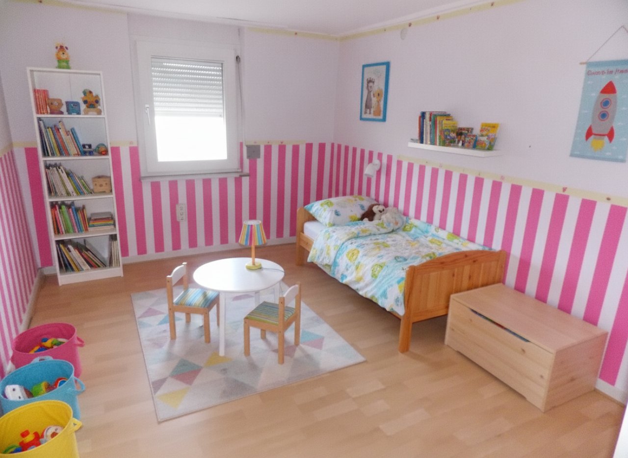 Zimmer OG (mit KI Home-Staging eingerichtet) Zimmer OG (mit KI Home-Staging eingerichtet)