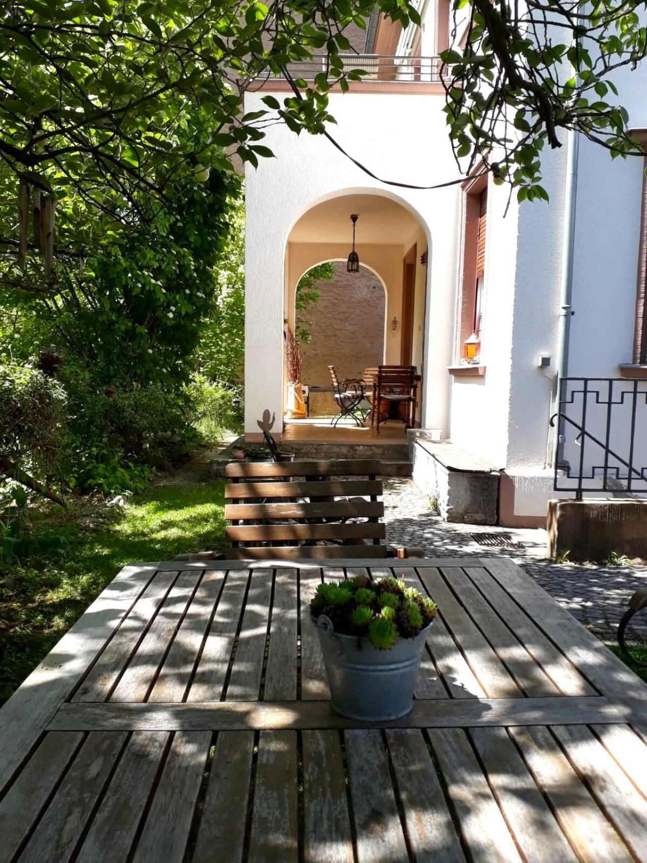 Zugang zur hinteren Terrasse (sehr ruhige Lage) Zugang zur hinteren Terrasse (sehr ruhige Lage)