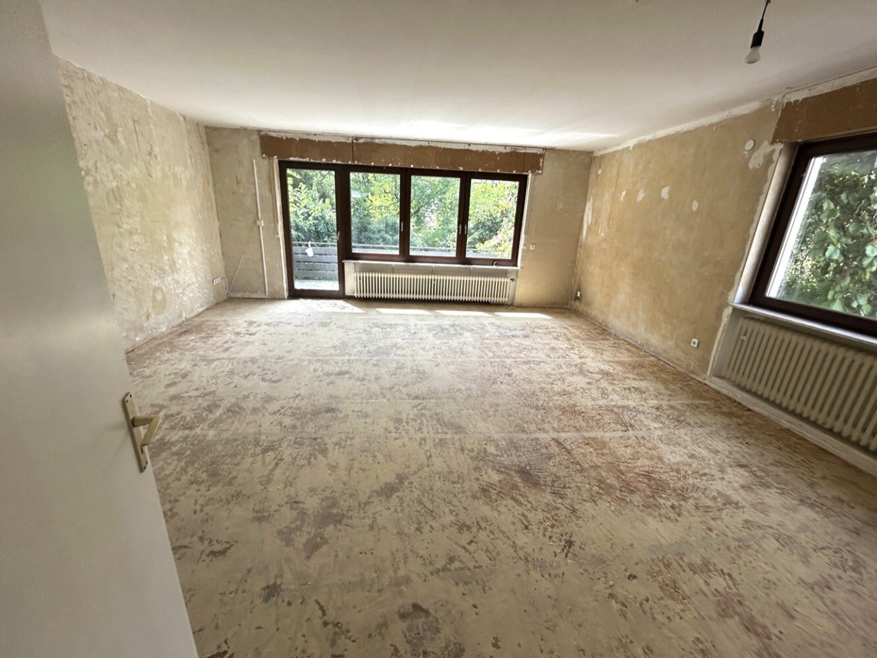 Wohnzimmer mit Balkon / dahinter der Garten Wohnzimmer mit Balkon / dahinter der Garten