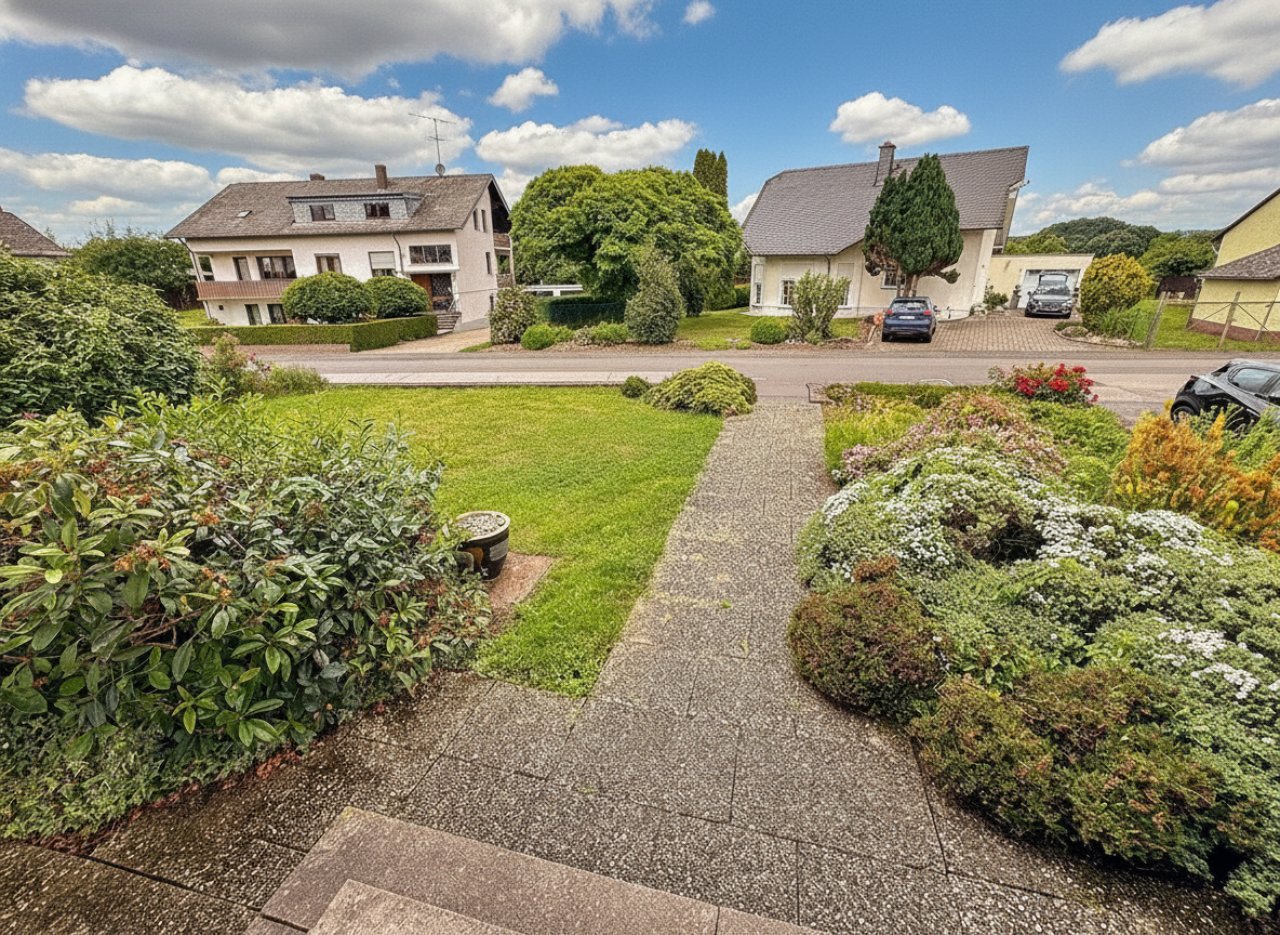 noch viel Platz vor dem Haus (evlt. Parkplatz) noch viel Platz vor dem Haus (evlt. Parkplatz)