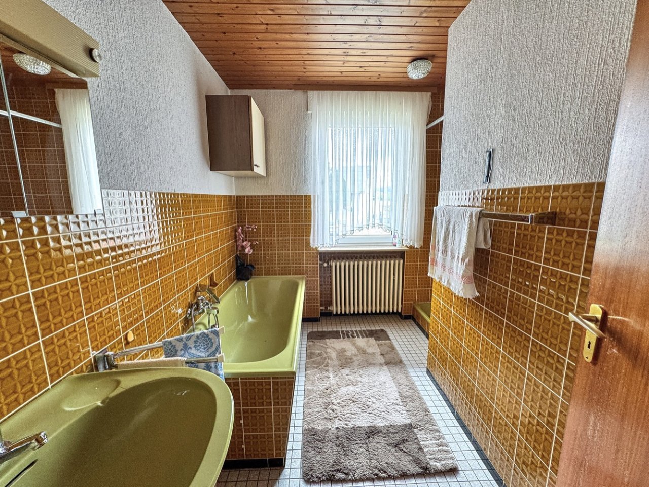 Retro-BAD im Erdgeschoss mit Fenster Retro-BAD im Erdgeschoss mit Fenster