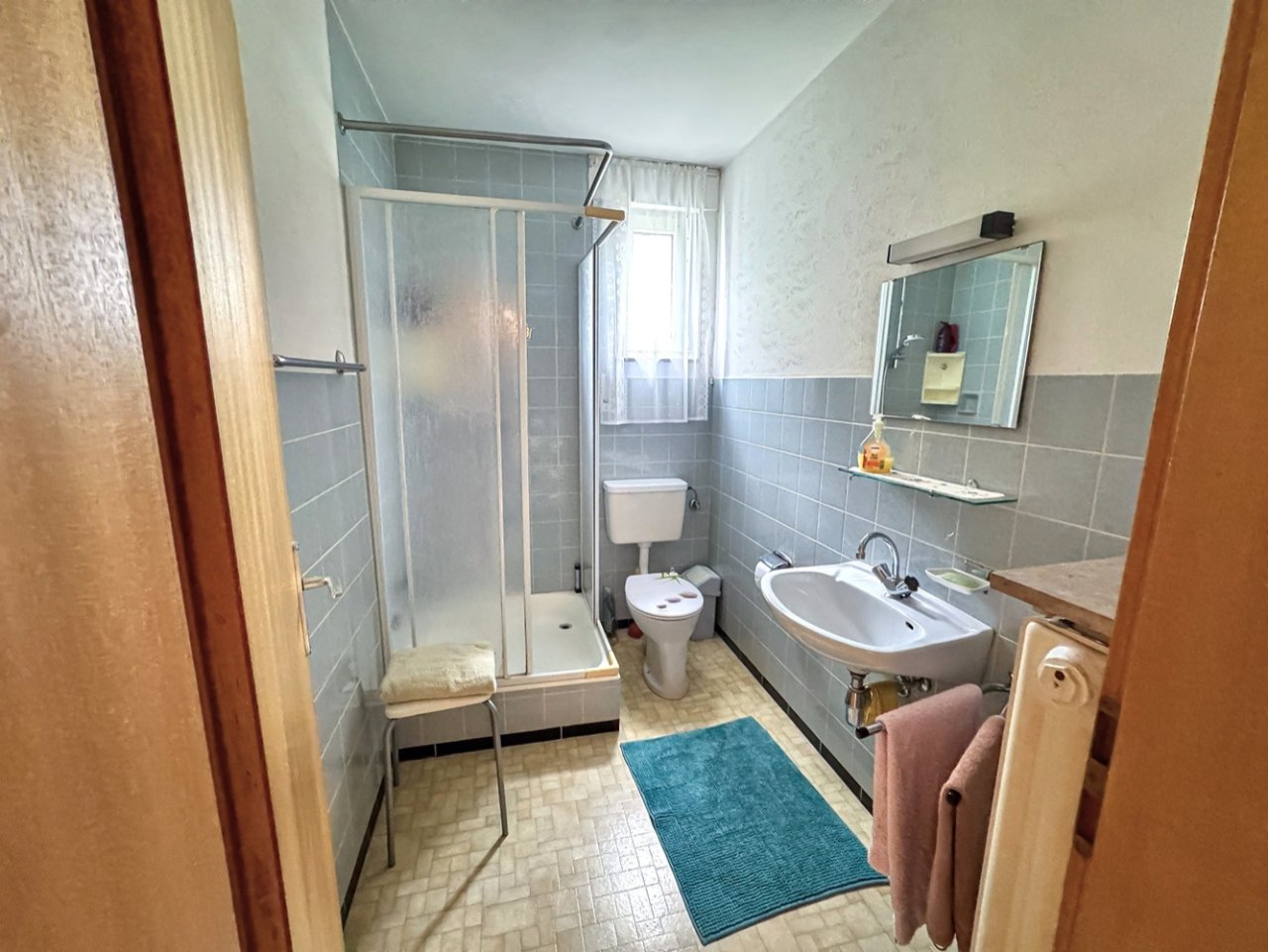 Bad mit Dusche und Fenster Bad mit Dusche und Fenster