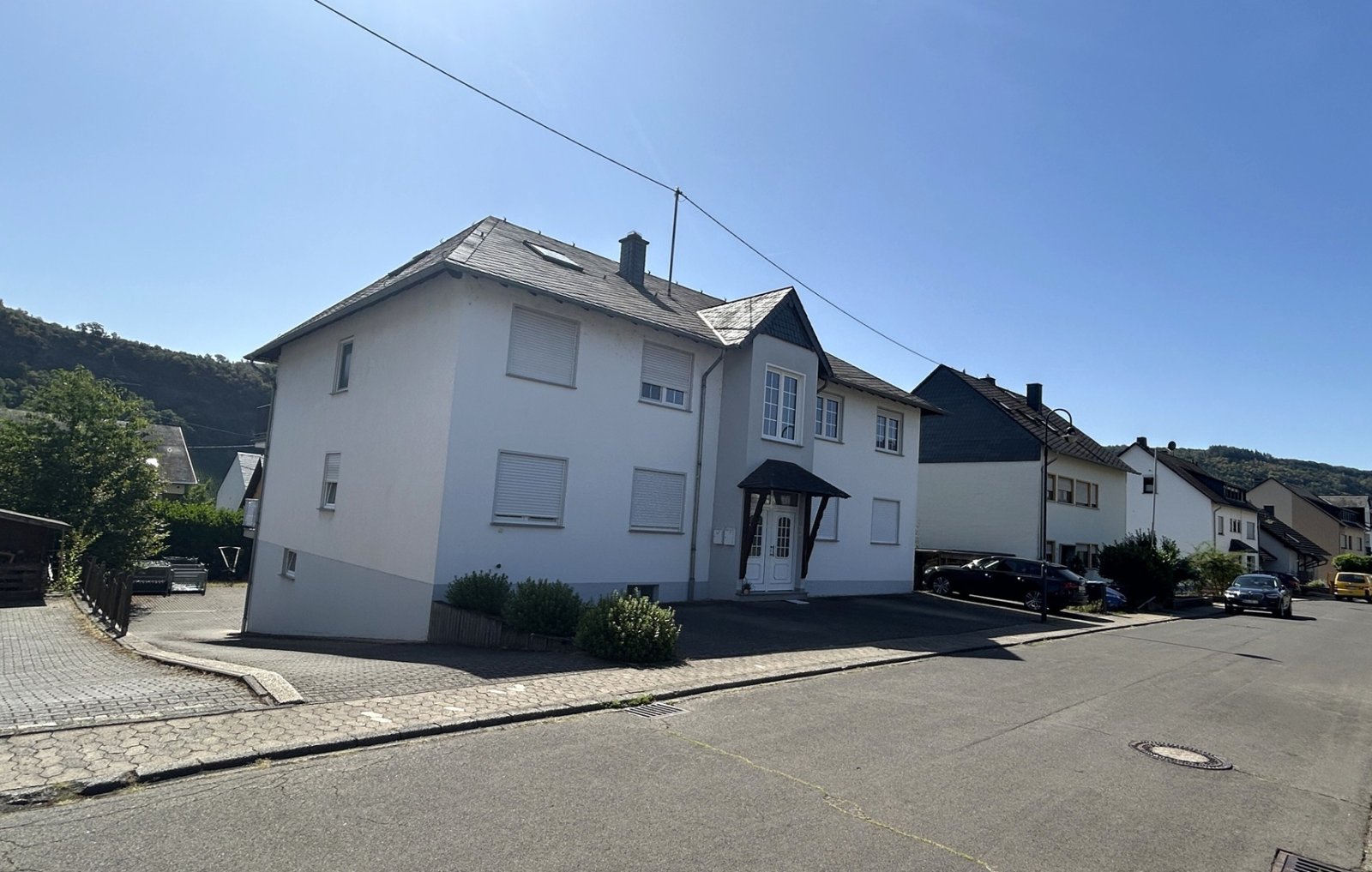 Straßenseite 4 Fam. Wohnhaus mit 388 qm Wohnfl.