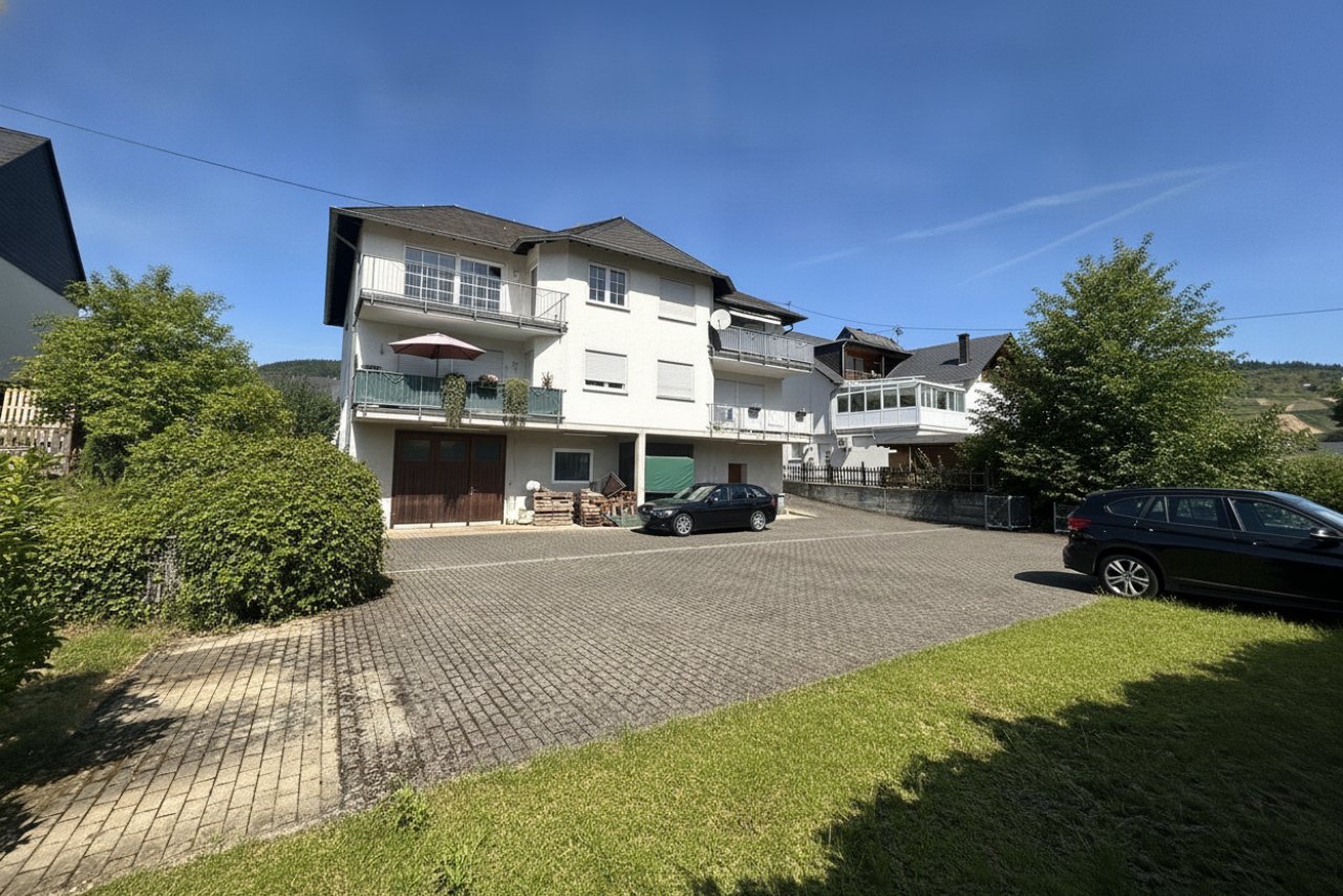Haus von hinten mit sehr großem Hofraum 