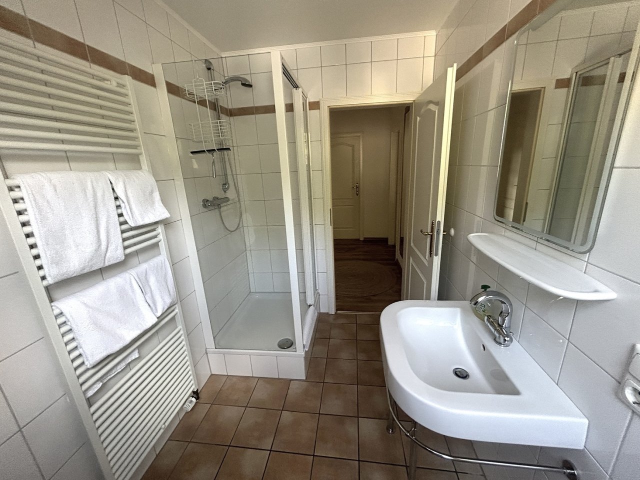 Bad mit WC und Dusche (Fenster) Bad mit WC und Dusche (Fenster)