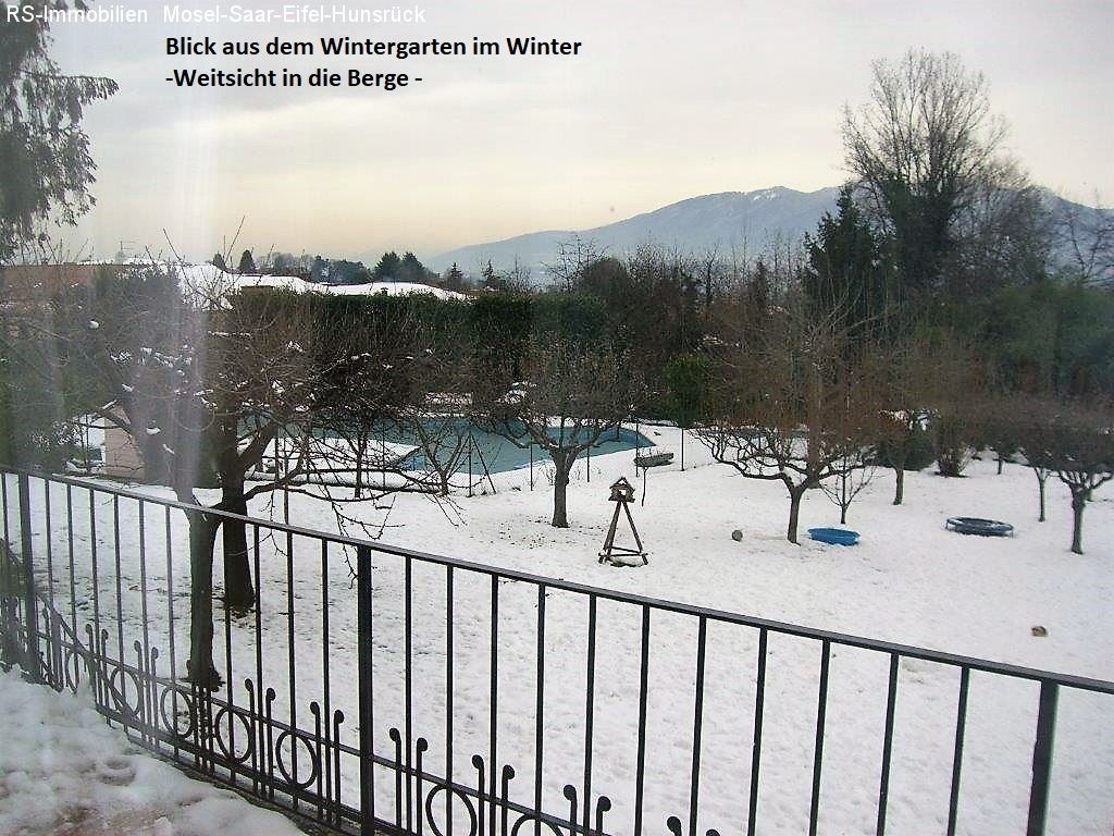 Villa mit Garten im Winter 