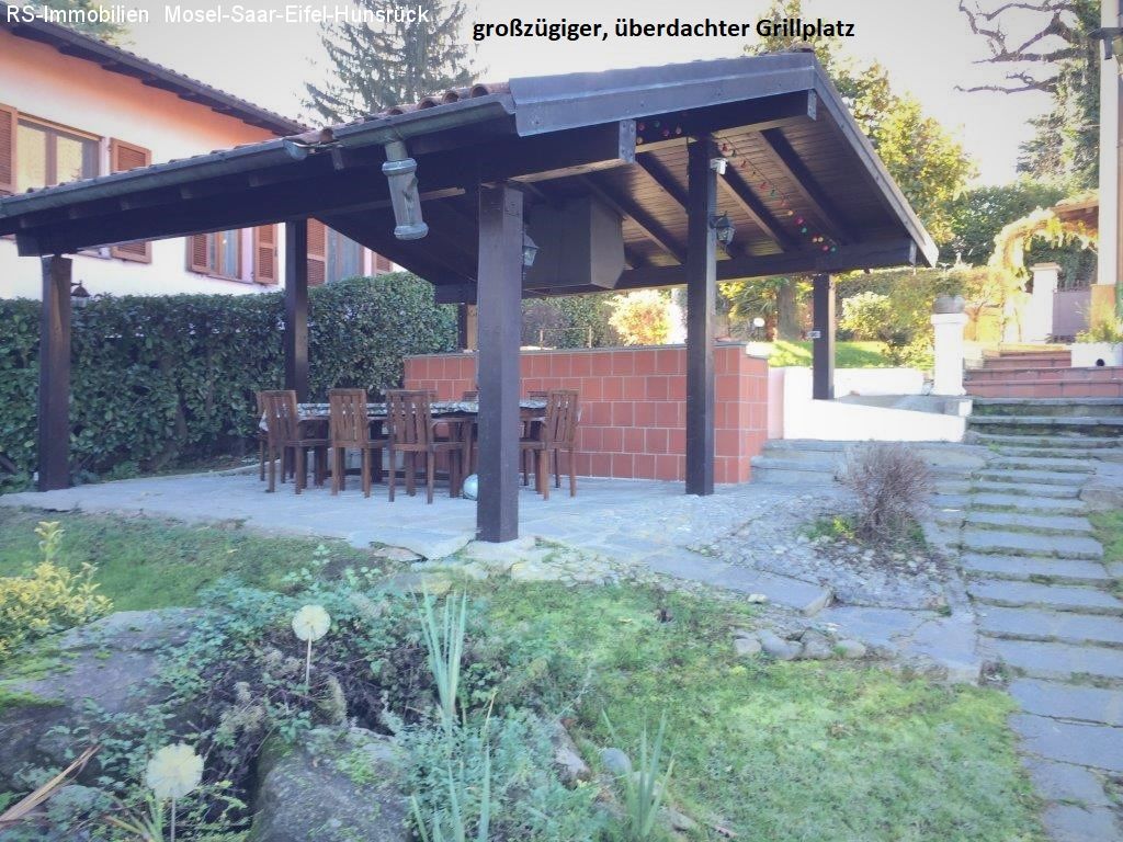 großer Grillplatz im Garten hinter dem Haus 