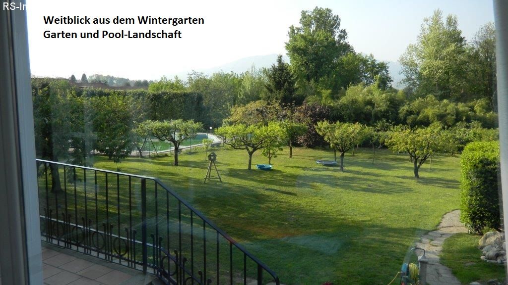 Blick von Terrasse in den eigenen großen Garten 