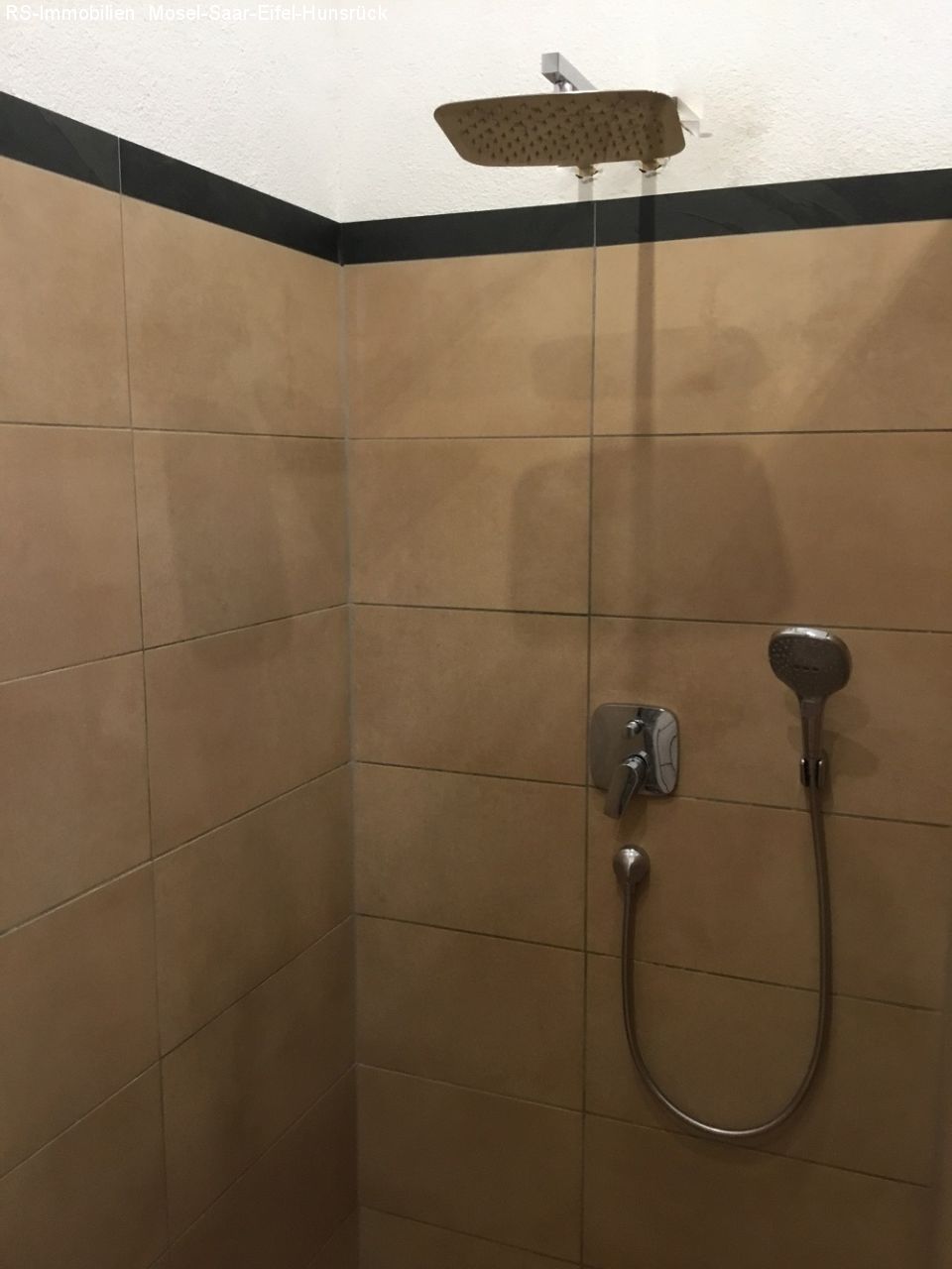 Hauptbad mit Dusche und WC 