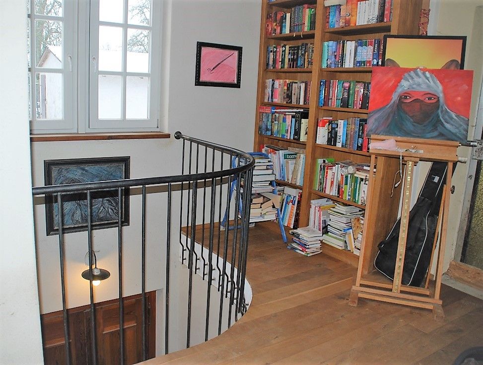 Galerie von oben mit Lese- und Bücherecke 
