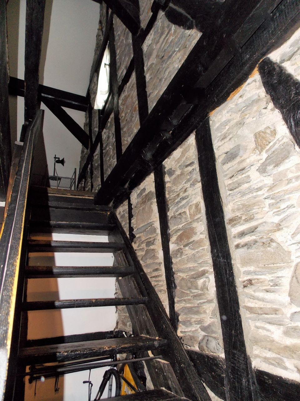 FH 2 mit historischem Aufgang (Holz-Treppe) 