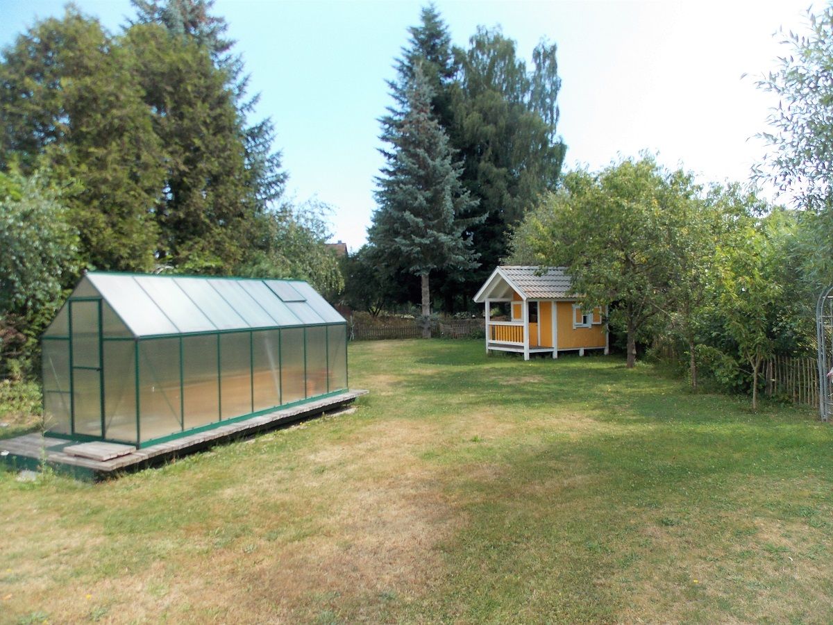 Gewächshaus und Kinder-Spiel-Haus 