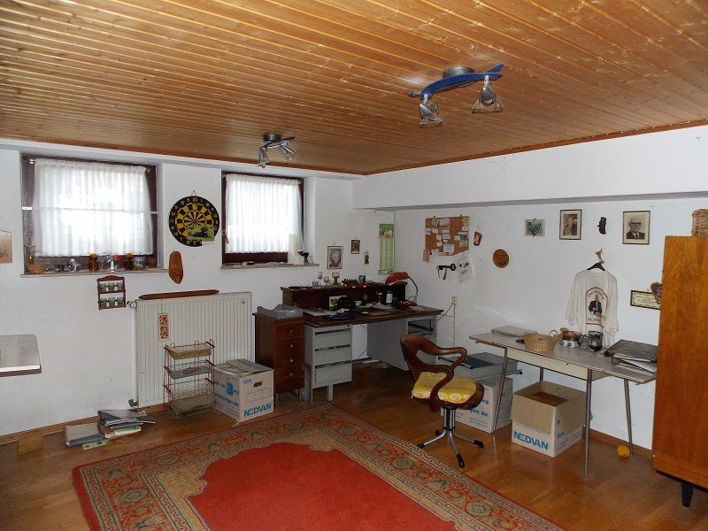 ein Büro im Keller ein Büro im Keller