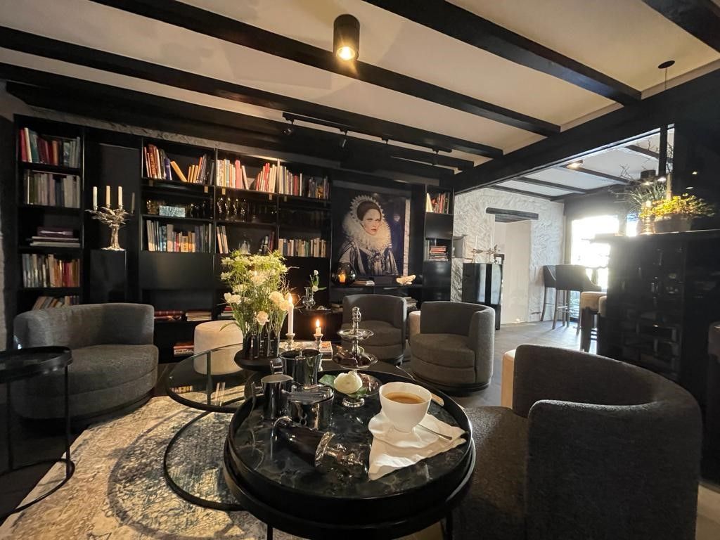 die Lounge-Bibliothek  / Bar 