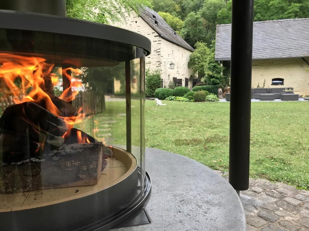 Feuerstelle am rauschenden Bach 