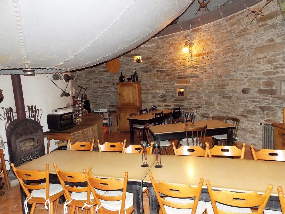 Weinprobierstube mit viel Platz und Kaminofen Weinprobierstube mit viel Platz und Kaminofen