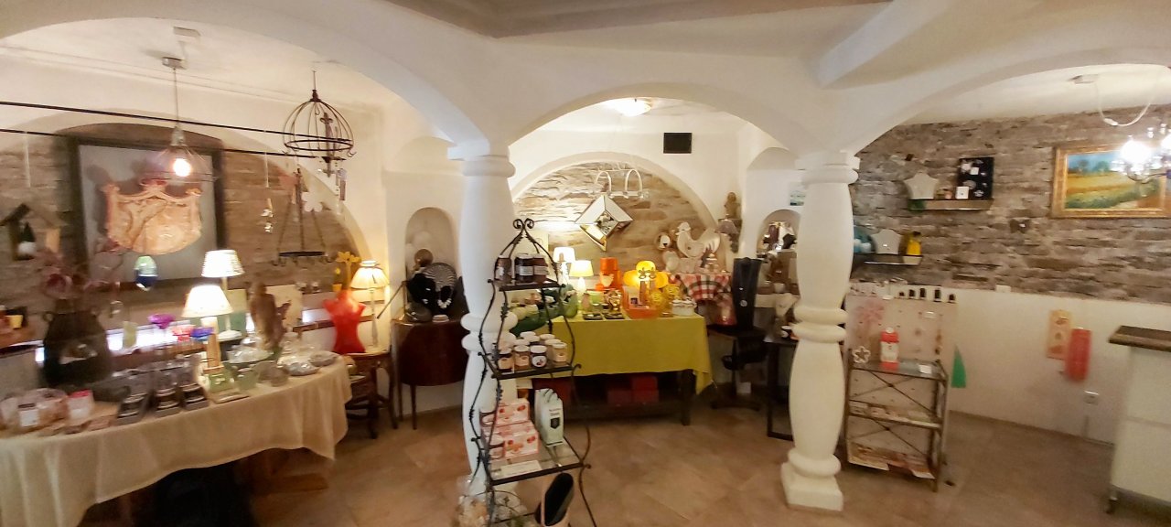 Verkaufsraum (auch zum Gastronomiebereich änderbar) Verkaufsraum (auch zum Gastronomiebereich änderbar)