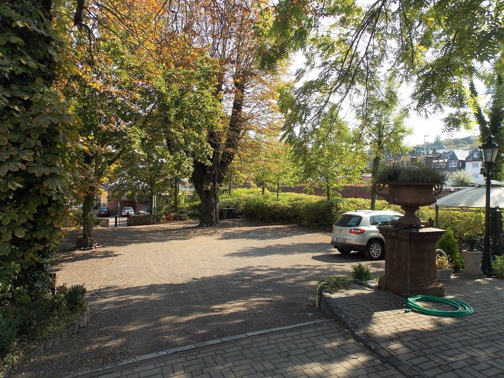 eigene Parkplätze (15 Stück) eigene Parkplätze (15 Stück)