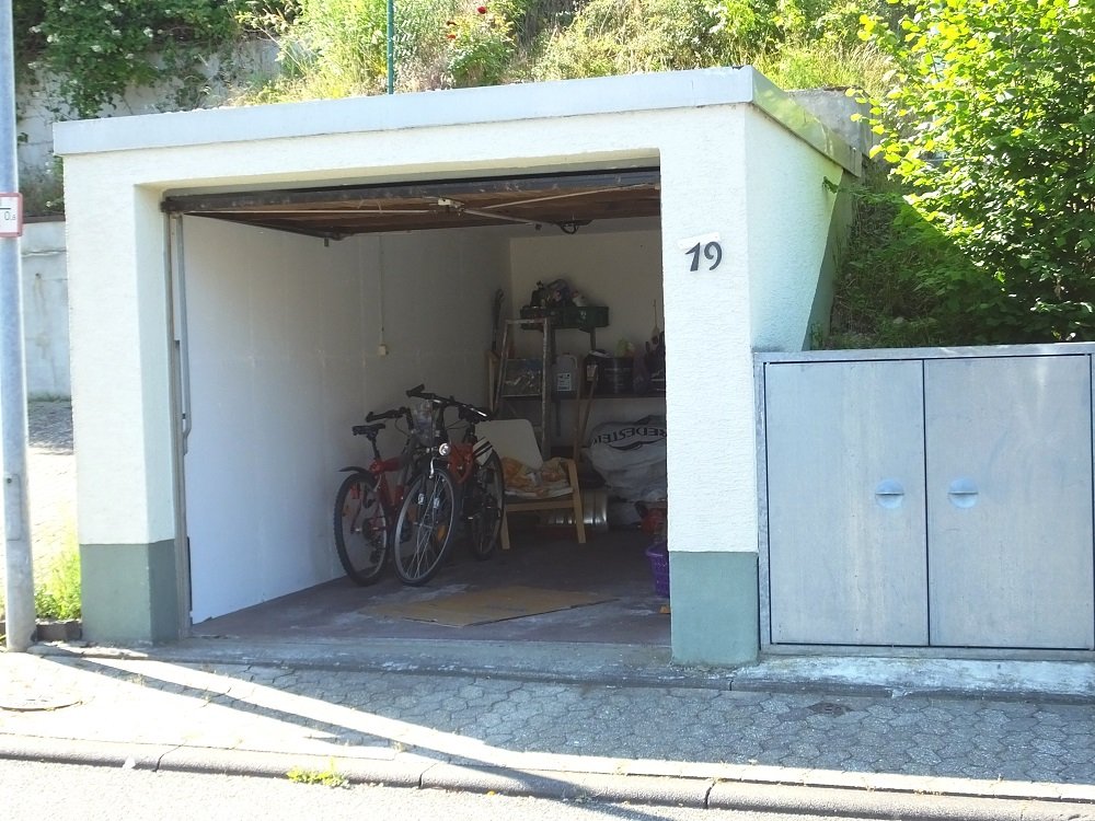 Garage für einen PKW und Mülltonnenplatz 