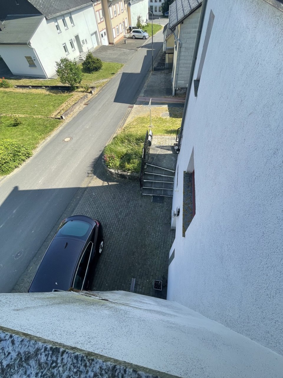 Blick vom Balkon auf Stellfläche für PKW 