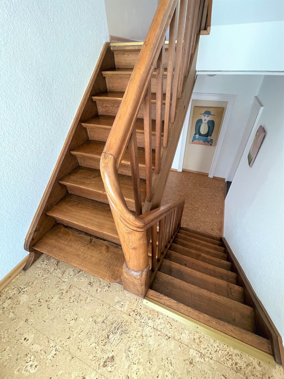 Holztreppe in einem sehr guten Zustand